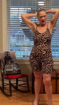 Çıplak gilf model dani d olgun denemesi (sıkı mor tulum, leopar baskılı tulum)