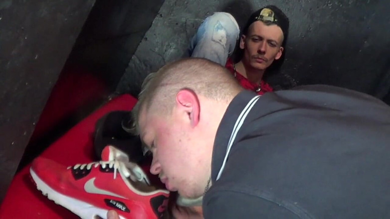 Sneaker gay: Трах без презерватива з кросівками, які нюхають бойову боротьбу за 2 лускатих хлопців