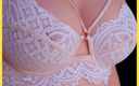 Wifey Does: पत्नी के परफेक्ट स्तन इस सफेद फीते वाली ब्रा में मस्त दिखते हैं