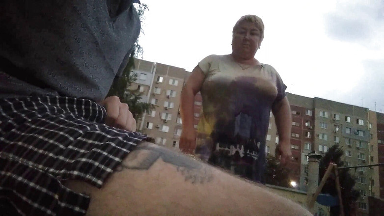 Zona901: Temprano en la mañana, masturba mi polla en el patio...