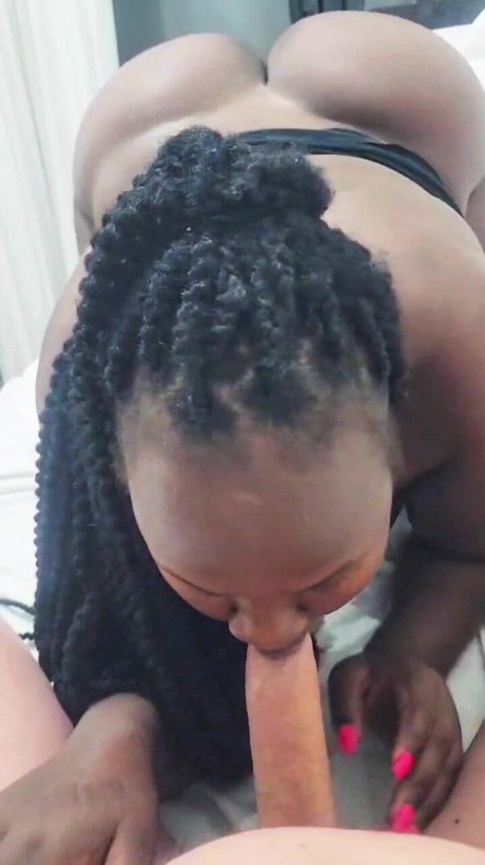 Miss weirdos: MARE ȘI NEAGRĂ sunt destinate unei femei mari și țâțoase