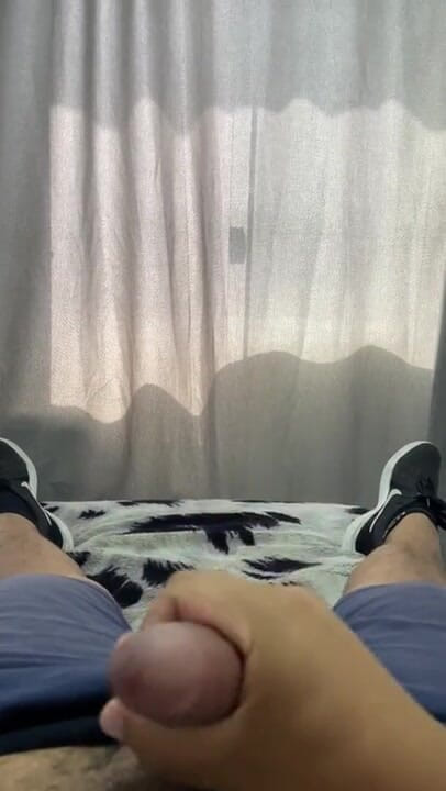 Dylan Ford: Twink brazilian se masturbează și ejaculează cu adidași | Dylan Ford