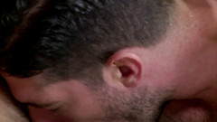 Macho Guys: Ağzında ve götünde yeni bir yarak tadına bakmak istiyor