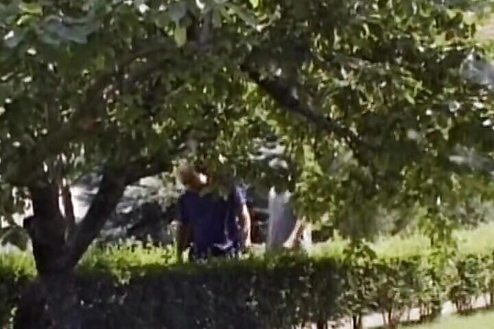 Videos Francaises: Çarpıcı Fransız sarışınla açık havada üçlü grup seks