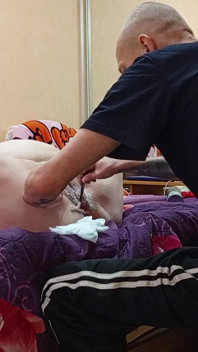 Pepek berisi teman wanitanya yang berisi, kemudian melakukan fisting sebelum memancut mani