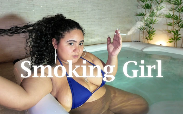 Pamela Panda: Ragazza mezza nuda che fuma bikini