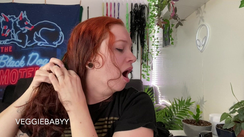 Veggiebabyy: Fată obosită căscă în timp ce se pregătește