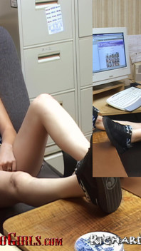 Beccata guardando porno al lavoro scopata dal suo capo