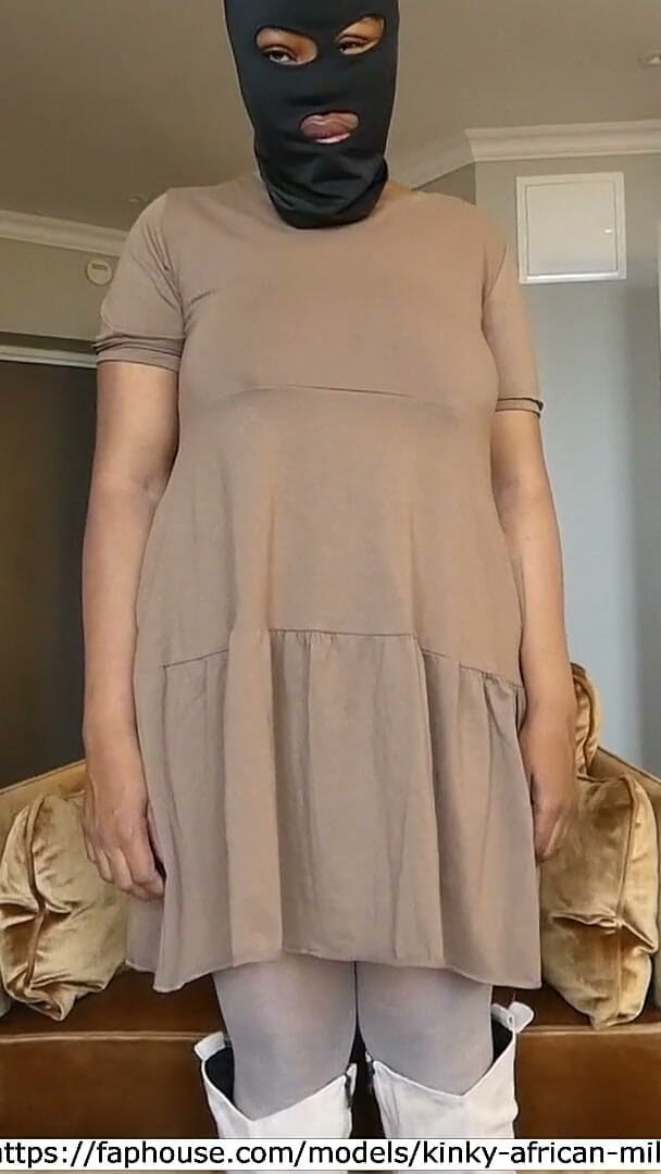 Kinky African MILF: Morgen Massage in Strumpfhosen Auf Dem Tisch