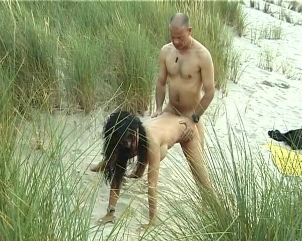 Mature Climax - 100% Mature Videos: Cycata milf zostaje zerżnięta na plaży