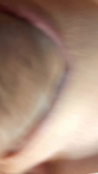 Elle a beaucoup sucé la tête de ma bite et mes couilles poilues