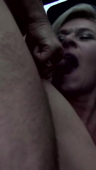 Seksi sarışın pirsingli olgun arabada sikiliyor