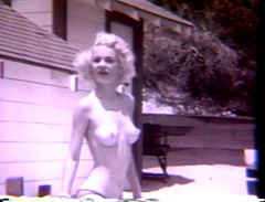 Vintage megastore: Stripteuză blondă retro atomică în aer liber