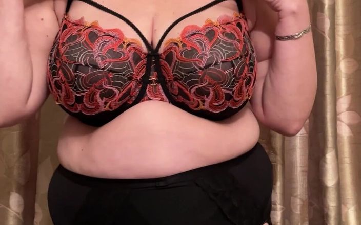 catherinecan69: Geil, geil, geil! ein kleiner striptease, titten und muschispiele.