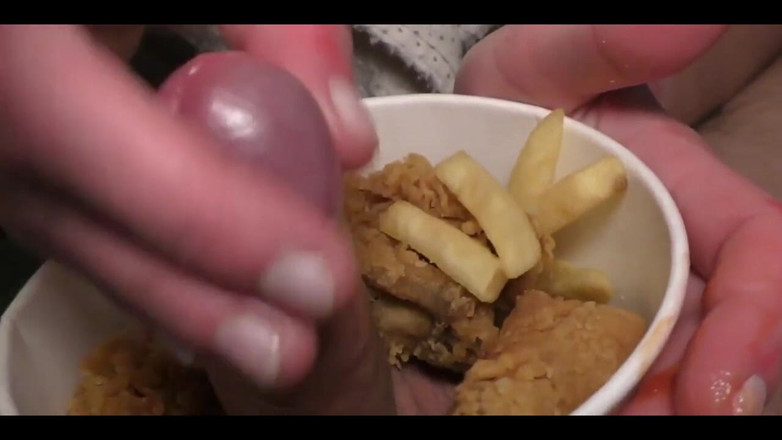 CyntiaCymes: Salut mets une bite dans ma coupe KFC, je le...
