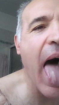 Spuszczam się w łazience w szkle i połykam moją gorącą spermę