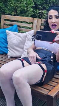 Tante seksi lagi asik muncrat dan kencing sampai muncrat