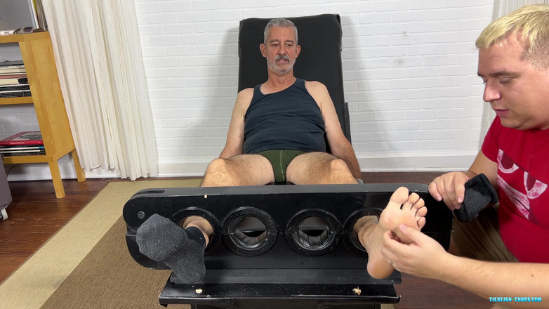 Ticklish Chubs: Ayah matang Brian diikat!