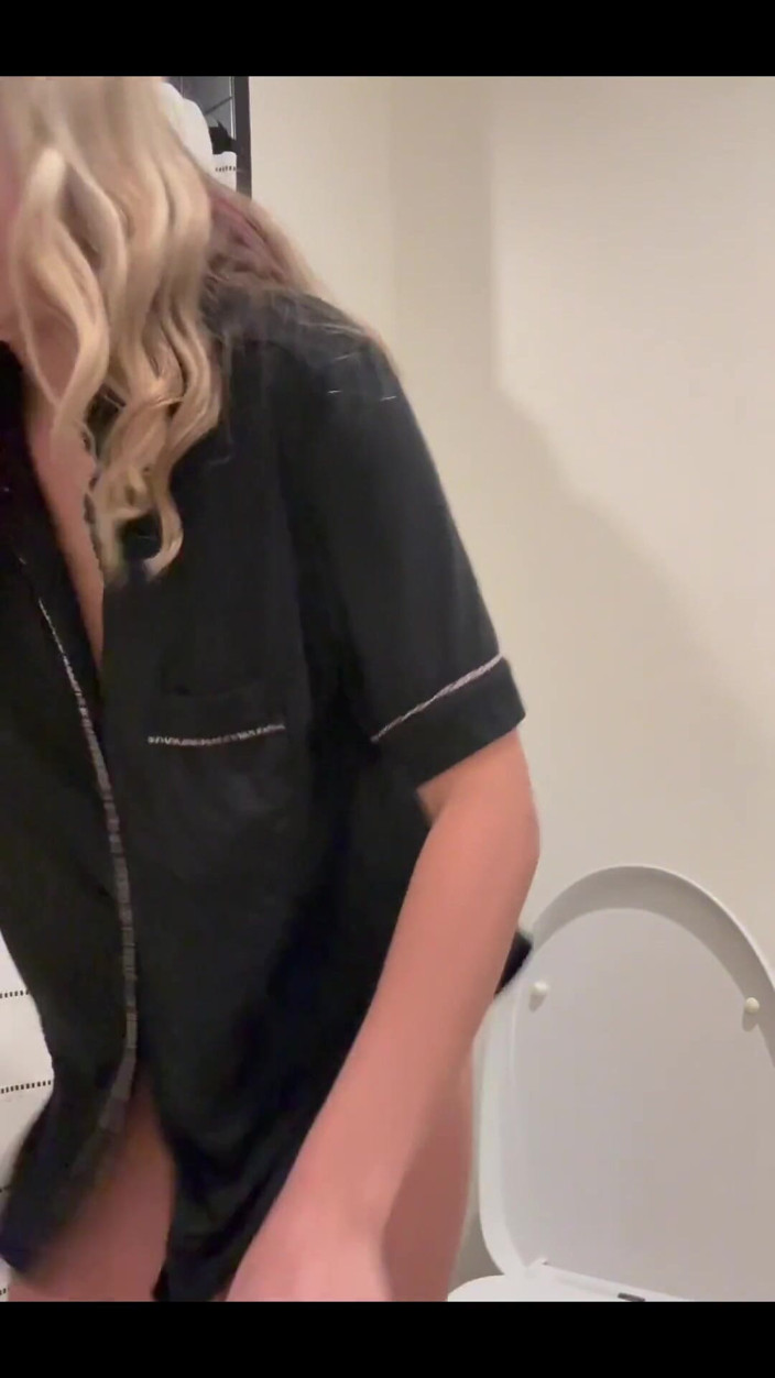 Tiffstreatsxoxo: Čůrání na záchod mé airbnb, zatímco se nad ním vznášel
