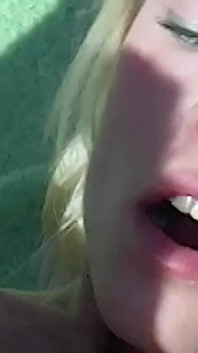 Une blonde se fait baiser par un gode dans la nature