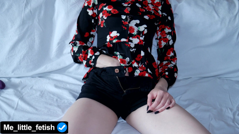 Me_little_fetish: Üvey kız kardeş üvey erkek kardeşinin büyük yarağını özlüyor, amcığı binicinin pozunda...