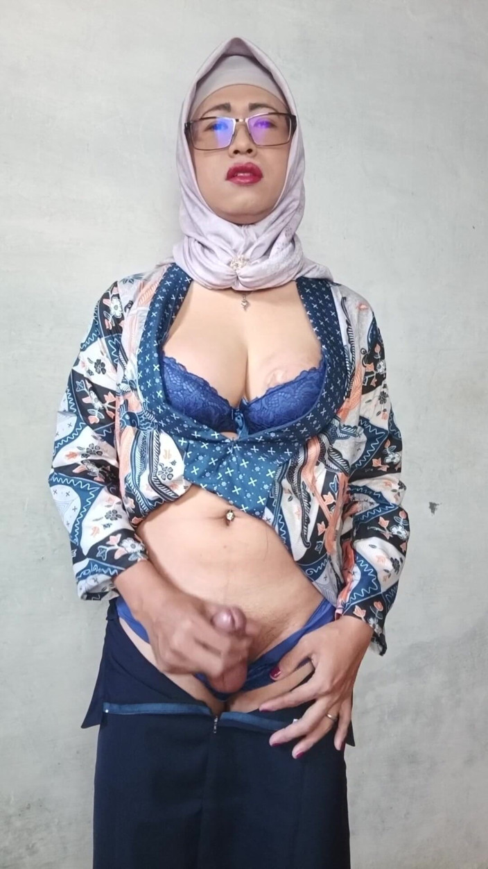 Mitha Zhe: Des transsexuelles en hijab avec des grosses bites se masturbent...