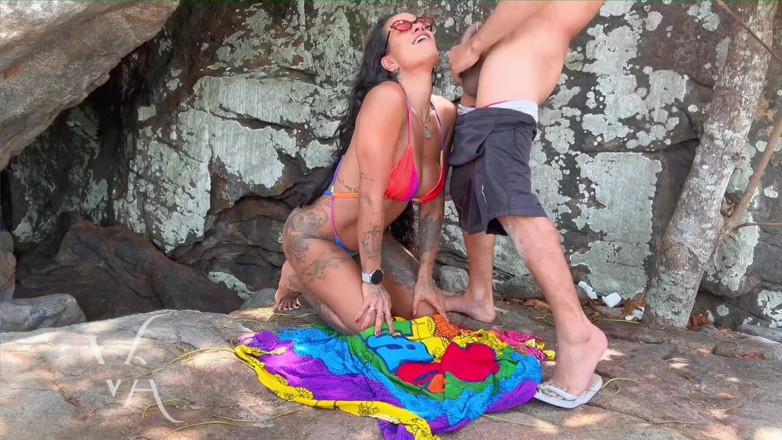 Viick4r: Rischioso Sesso in Spiaggia Pubblica Sotto Il Sole