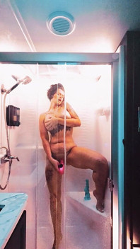 Indigo rose lagi asik muasin memeknya sendirian di kamar mandi
