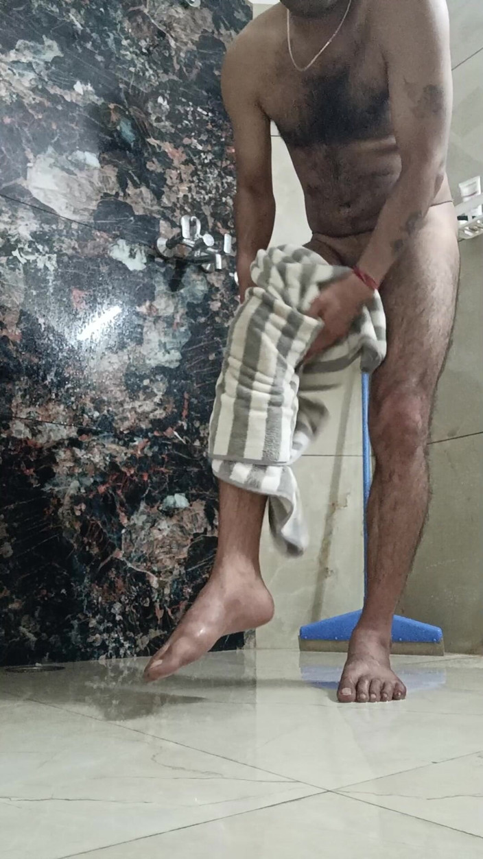 Rajasthani-old-lover: Indický desi muž si užívá sprchovací show