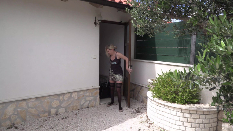 Lovekino: Sunny Sun šuká cizince v hotelové vstupní hale