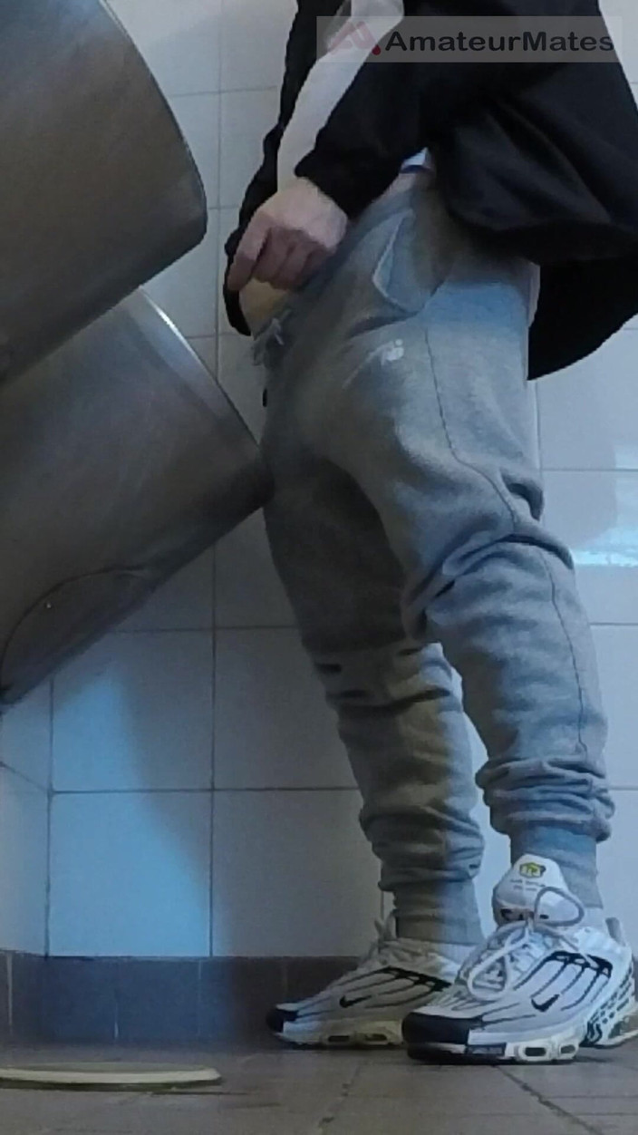 AmateurMates: Amatérští chlapci v teniskách masturbují a zkouší honění na pisoáru...