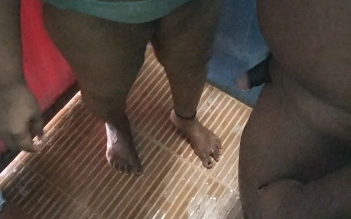 Benita sweety: バスルームで精子を飲み込みます。彼女は精子を飲む