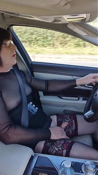 Madura crossdressing maricas puta dirigindo totalmente exposta