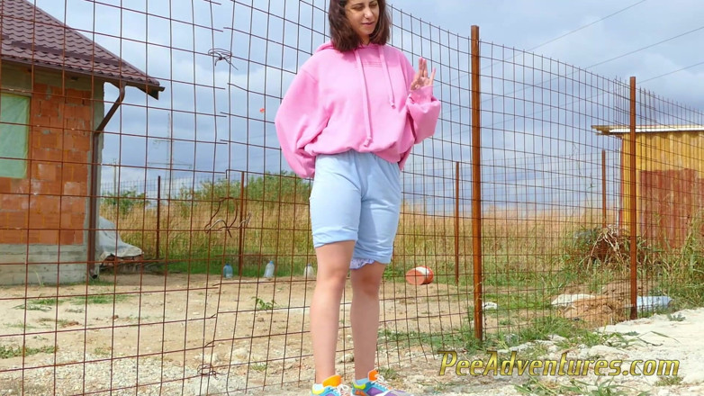 Pee Adventures: Zoufalá hipsterská dívka se tvrdě snaží čůrat