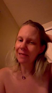 Škádlení tebe všechny mým dlouhým propíchnutým jazykem