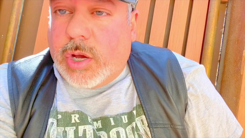 Hand free: Big Bear Jacks off in Front of a Guy