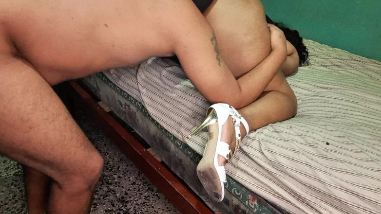 BigassMILF40: Wat leuk het Tamil-meisje met dikke kont op hoge hakken...