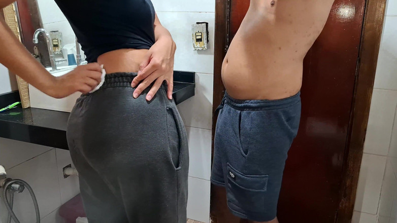 Gabi SweetCouplesStories: Attraper la femme de ménage dans la salle de bain...
