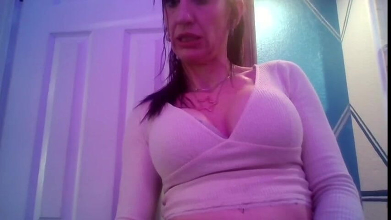 Zoey Portland: Возбужденная девушка трет свою киску, когда мужчина не смотрит