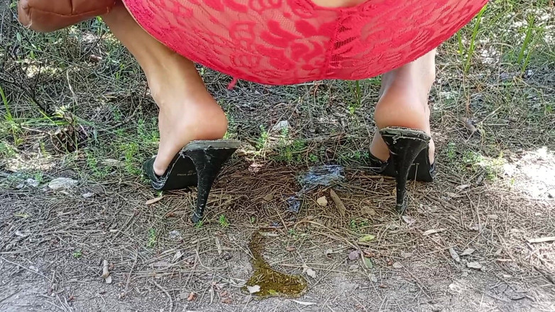 Rita Perutzi: Rita Perutzi En Train De Faire Pipi 1