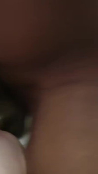 Krásná brunetka zkouší dvojitou penetraci kundičky ve své úplně první scéně