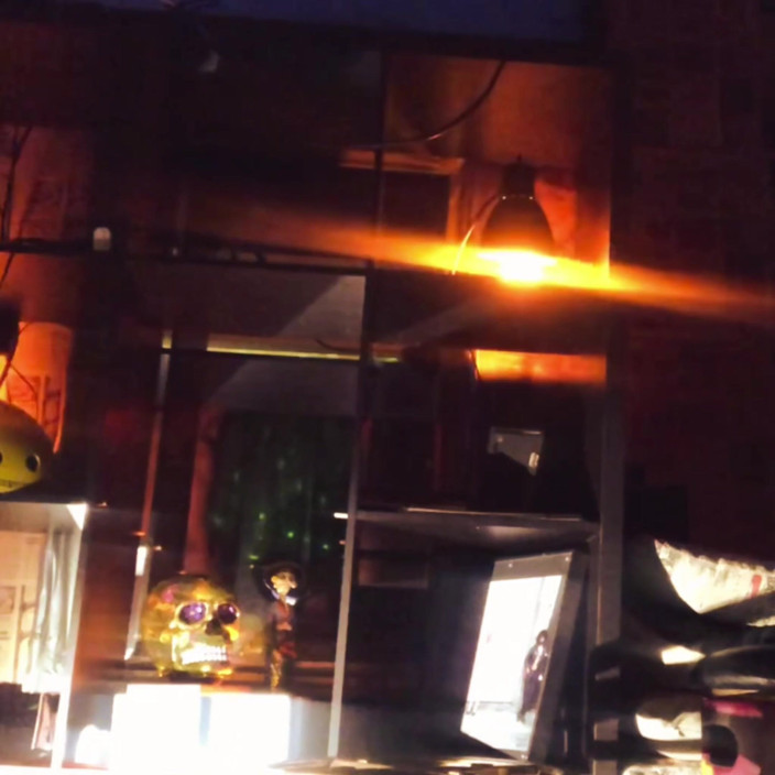 MisterFreak25: Misterfreak25 si masturba davanti ai suoi coinquilini.