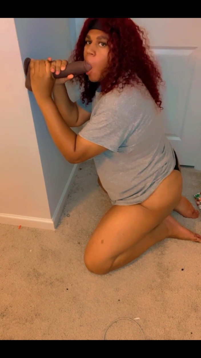 Hicktown_hoochi: À genoux, je suce un gode grosse bite noire