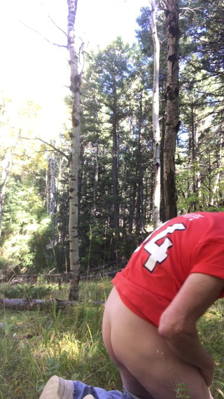 Adam Kaye: Modelul sexy Adam Kaye își expune pula și curul în pădure