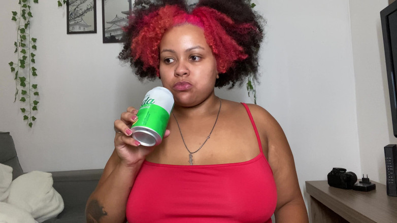 Cutiepiie Chubby: La bbw soda burp e scoreggia su jeans attillati