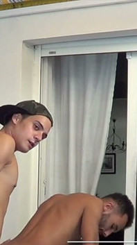 Ciesz się tym niesamowitym francuskim amatorem porno bez siodła z kolesiami tak seksownymi