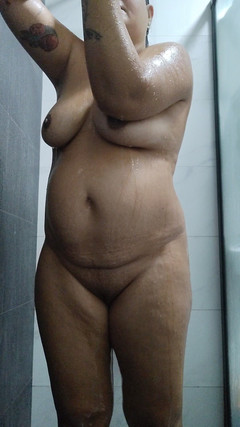 Capisalami: Onanerar Fitta I Duschen