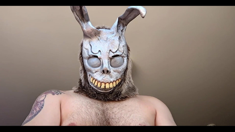 WolfgangWhite: Мужчина в маске долбит тебя