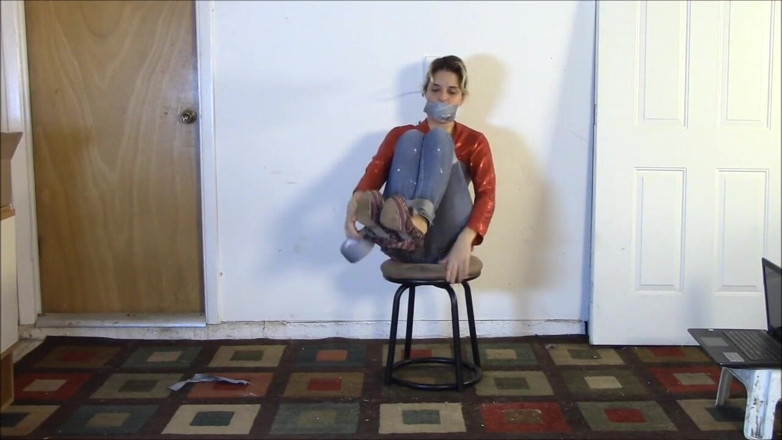 Selfgags classic: Briella Jaden en auto-bondage !