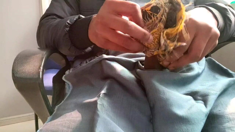 Satin And Silky: Porno handjob suut satin - gosok kepala kontol dengan setelan kuning...